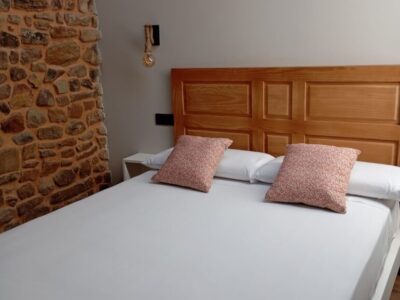 Cama de matrimonio Cama, con cabecero, cojines y colchon