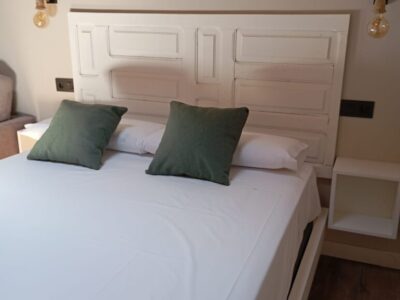 Cama de matrimonio Cama, con cabecero, cojines y colchon