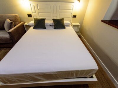 Cama de matrimonio Cama, con cabecero, cojines y colchon