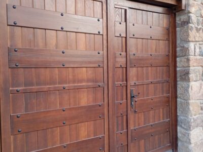 Puerta de madera de entrada al hotel