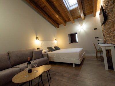 Habitación QO. Cama y sofá Interior de la habitación con cama y sofa