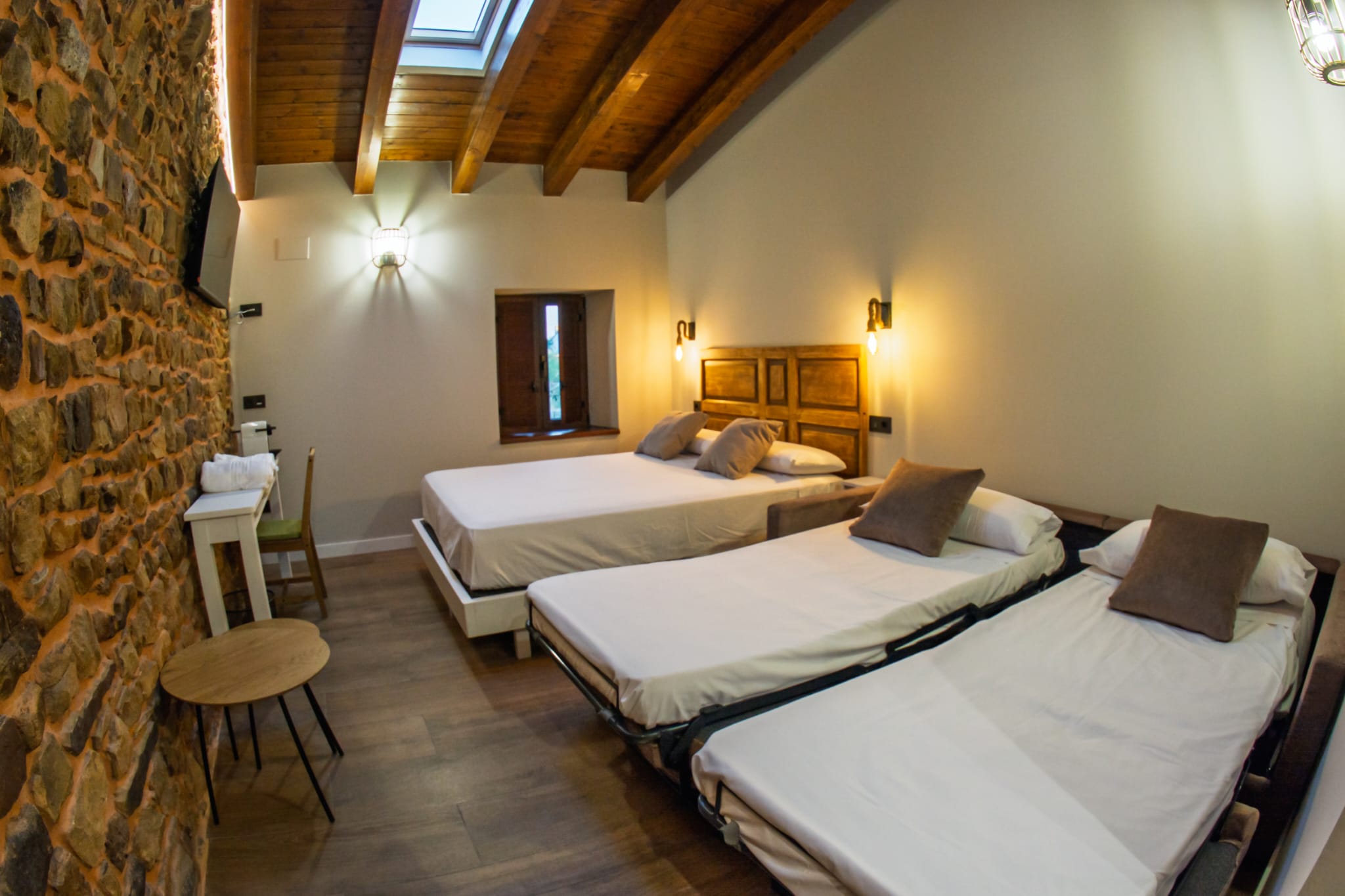 Cama, mesa y sofa desplegado