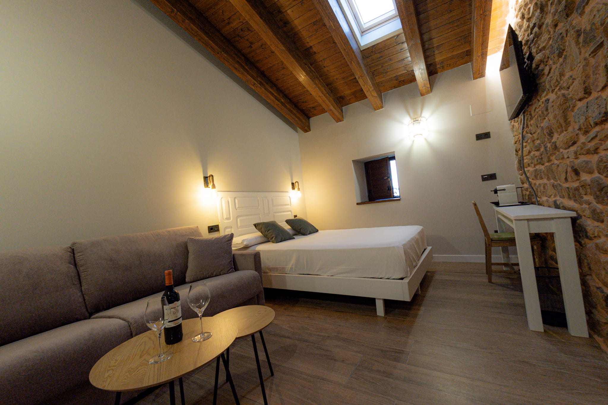 Cama, mesa y sofa