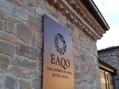 Fachada con placa EAQO