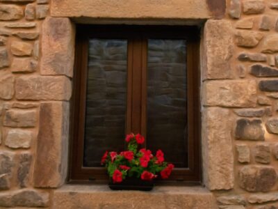 Ventana en pared de piedra Ventana